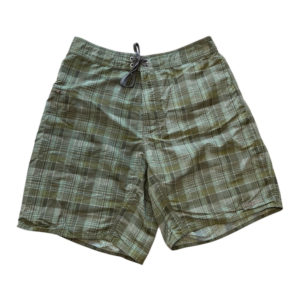 Patagonia Wavefarer Boardshorts in Green Plaid - Size 34